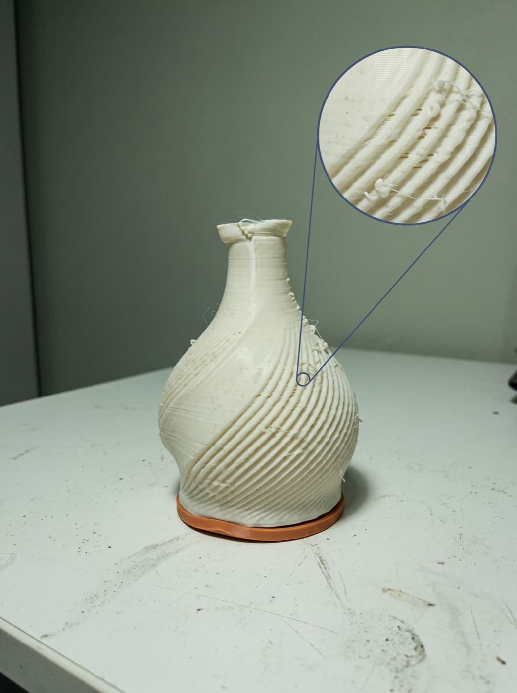 Una impresión 3D común, con capas marcadas y bordes irregulares